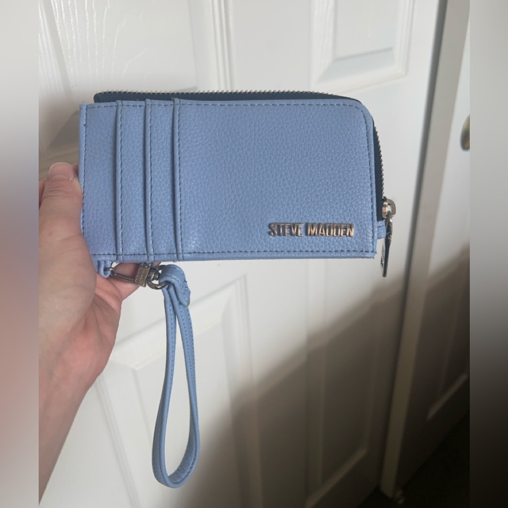 Steve Madden periwinkle wristlet wallet | zip around card holder
